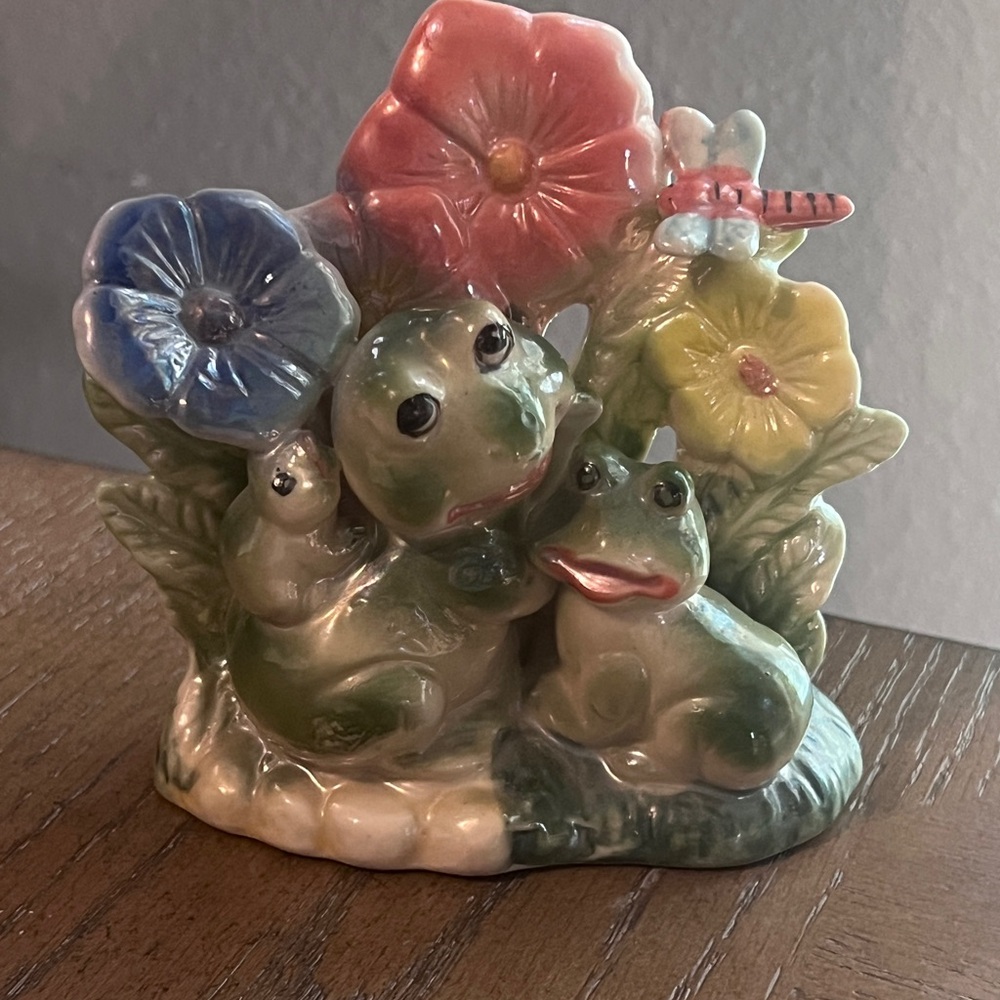 Frog family with dragonfly collectible figure.